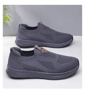 Vista dettagliata di scarpe da passeggio slip-on in mesh grigio da uomo traspiranti.