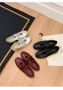 Drei Paar Mary Jane Schuhe im französischen Stil in Silber, Schwarz und Burgund