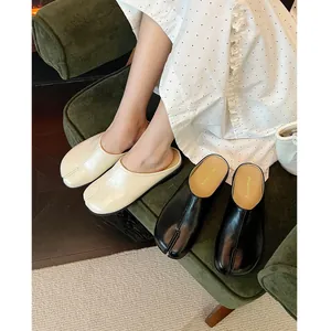 Eleganti sabot in pelle con punta divisa stile francese per donna nei colori nero e crema