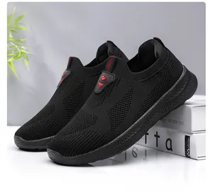 Dettaglio scarpe da camminata in maglia nera da uomo con design slip-on traspirante