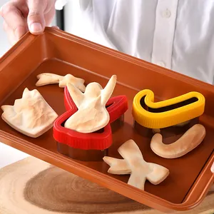 Juego de moldes para galletas de dibujos animados de acero inoxidable con protectores.