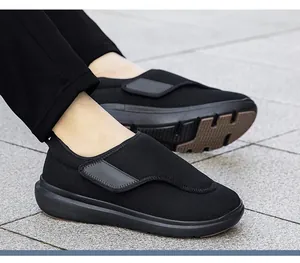 Dettaglio di scarpe da camminata in mesh traspirante da uomo con calzata ampia e chiusura a strappo