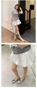 Detailaufnahme silberner Ballett-Flachschuhe mit Schleife und runder Spitze am Modell.