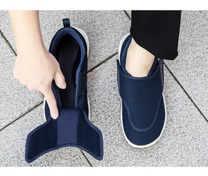 Dettaglio scarpe da camminata con ampio cinturino in velcro regolabile per una facile calzata.