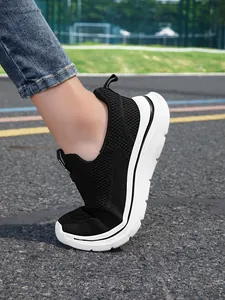 Vista lateral detallada de la suela blanca flexible de las zapatillas fly-knit negras