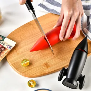 Afilador de cuchillos manual de cerámica con forma de cohete utilizado en una tabla de madera