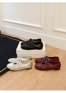 Französische Mary Jane Halbschuhe mit Klettverschluss in Schwarz, Silber und Weinrot