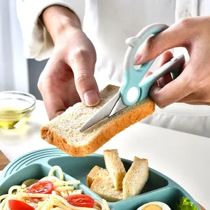 Premium Baby-Lebensmittelschere aus Edelstahl schneidet frisches Brot in der Küche