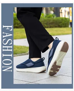 Primo piano dettagliato di scarpe da camminata blu navy da uomo con fascia in velcro.