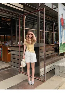 Silberne Mary Jane Ballerinas mit Klettverschluss, getragen von einem Modell in Urban-Style