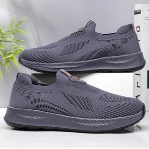Scarpe casual da uomo grigie slip-on con tomaia in maglia traspirante e suola leggera