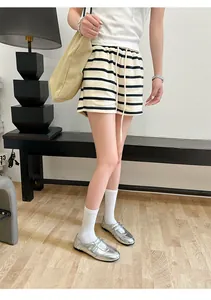 Detailansicht silberner Mary Jane Schuhe mit Klettverschluss und sportlicher Sohle