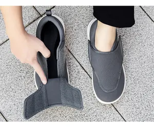 Dettaglio di scarpe da camminata grigie a pianta larga con chiusura in velcro regolabile