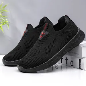 Scarpe da camminata casual da uomo in mesh nero traspirante, estremamente leggere e slip-on