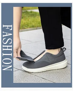 Scarpa da passeggio grigia da uomo a pianta larga con dettaglio apertura facile.