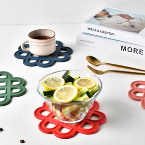 Bunte Silikon-Untersetzer im chinesischen Knoten-Design für Hitzeschutz am Tisch