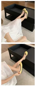 Elegante gelbe Ballerinas mit schwarzer Schleife in einem modernen Lifestyle-Ambiente