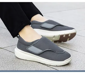 Dettaglio di scarpe da camminata in mesh grigio con ampia chiusura a strappo regolabile
