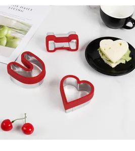 Dettaglio di stampini per sandwich in acciaio inox a forma di cuore e lettere
