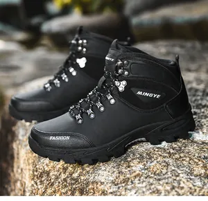 Duurzame zwarte hoge outdoor wandelschoenen van premium leer met een stevige antislipzool
