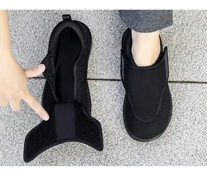 Vista dettagliata dell'apertura ampia regolabile con velcro di queste scarpe nere