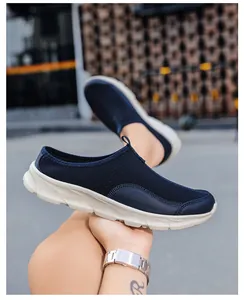 Vue détaillée des mocassins en maille bleu marine pour hommes avec semelles blanches