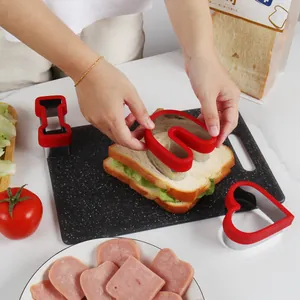 Tagliapasta per sandwich in acciaio inox a forma di IOU con manici in silicone rossi