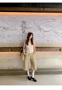 Lifestyle-Aufnahme schwarzer französischer Mary Janes mit Freizeitoutfit und Socken
