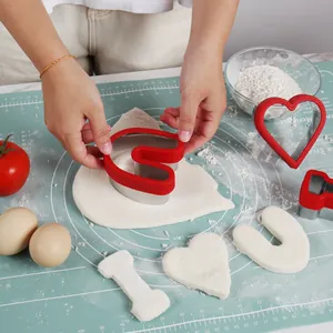 Set di formine per biscotti e panini a forma di cuore e lettere I Love U per San Valentino