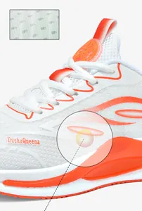 Nahaufnahme des atmungsaktiven Flyknit-Meshs und orangefarbener Akzente an Laufschuhen