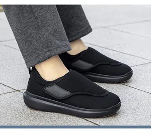 Vista laterale di comode scarpe da camminata nere larghe da uomo con cinturino regolabile
