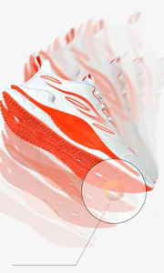 Detailansicht der weiß-orangen Laufschuhe mit einer stoßdämpfenden Popcorn-Sohle