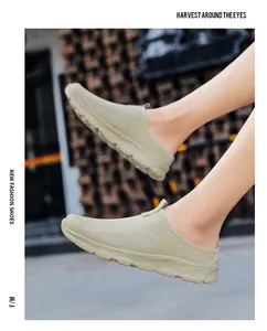Gros plan de mocassins décontractés légers pour hommes en kaki portés dehors