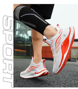 Detailaufnahme leichter, atmungsaktiver Flyknit-Laufschuhe an einem Sportler beim Laufen