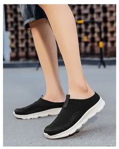 Mocassins légers en maille noire pour hommes présentés en extérieur décontracté.