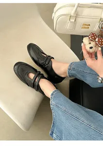 Detailansicht der schwarzen Mary Jane Halbschuhe mit modischem Doppel-Klettverschluss