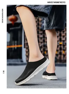 Gros plan détaillé de mocassins légers en maille noire avec semelles souples blanches