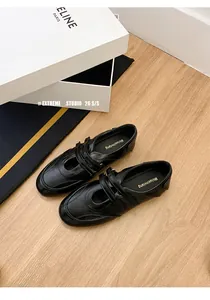 Elegante französische Mary Jane Schuhe aus schwarzem Leder mit sportlichem Klettverschluss