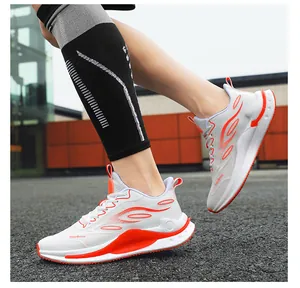 Detailaufnahme von weißen und orangefarbenen, atmungsaktiven Flyknit-Laufschuhen im Freien