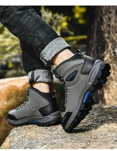 Gedetailleerde weergave van grijze leren heren wandelschoenen met duurzame antislipzolen