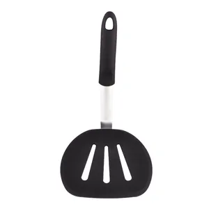 Espátula ranurada de silicona negra con mango de acero para pescado y carne