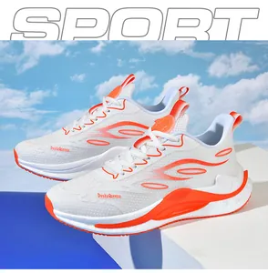 Weiße und orangefarbene, atmungsaktive Flyknit-Laufschuhe im leichten Sportdesign.