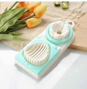 Detalle de un cortador de huevos 2 en 1 verde menta con hilos de acero inoxidable