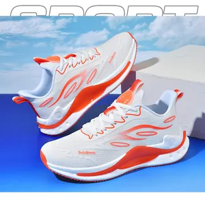 Nahaufnahme von leichten weiß-orangen atmungsaktiven Mesh-Laufschuhen Detail