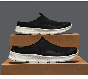 Détail de mocassins légers en maille noire pour hommes avec semelles blanches épaisses.