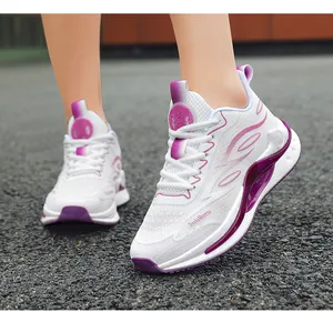 Detailansicht von weißen und lila atmungsaktiven Mesh-Laufschuhen für leichten Komfort
