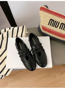 Detailansicht schwarzer französischer Mary Jane Ballerinas mit Klettverschluss