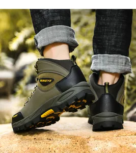 Gedetailleerd overzicht van duurzame legergroene hoge wandelschoenen met antislipzolen