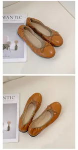 Detailaufnahme brauner Leder-Ballerinas mit eleganter Schleife und bequemer runder Kappe