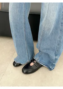 Detailansicht schwarzer sportlicher Mary Jane Schuhe mit doppeltem Klettverschluss und Denim